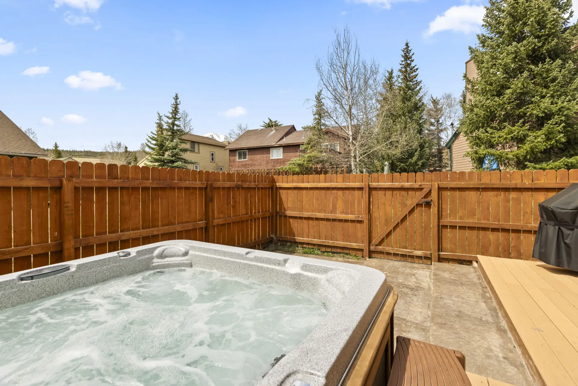 Trailside Retreat, Bubbling hot tub near the deck and privacy fence, luxury vacation rental in Silverthorne, Colorado