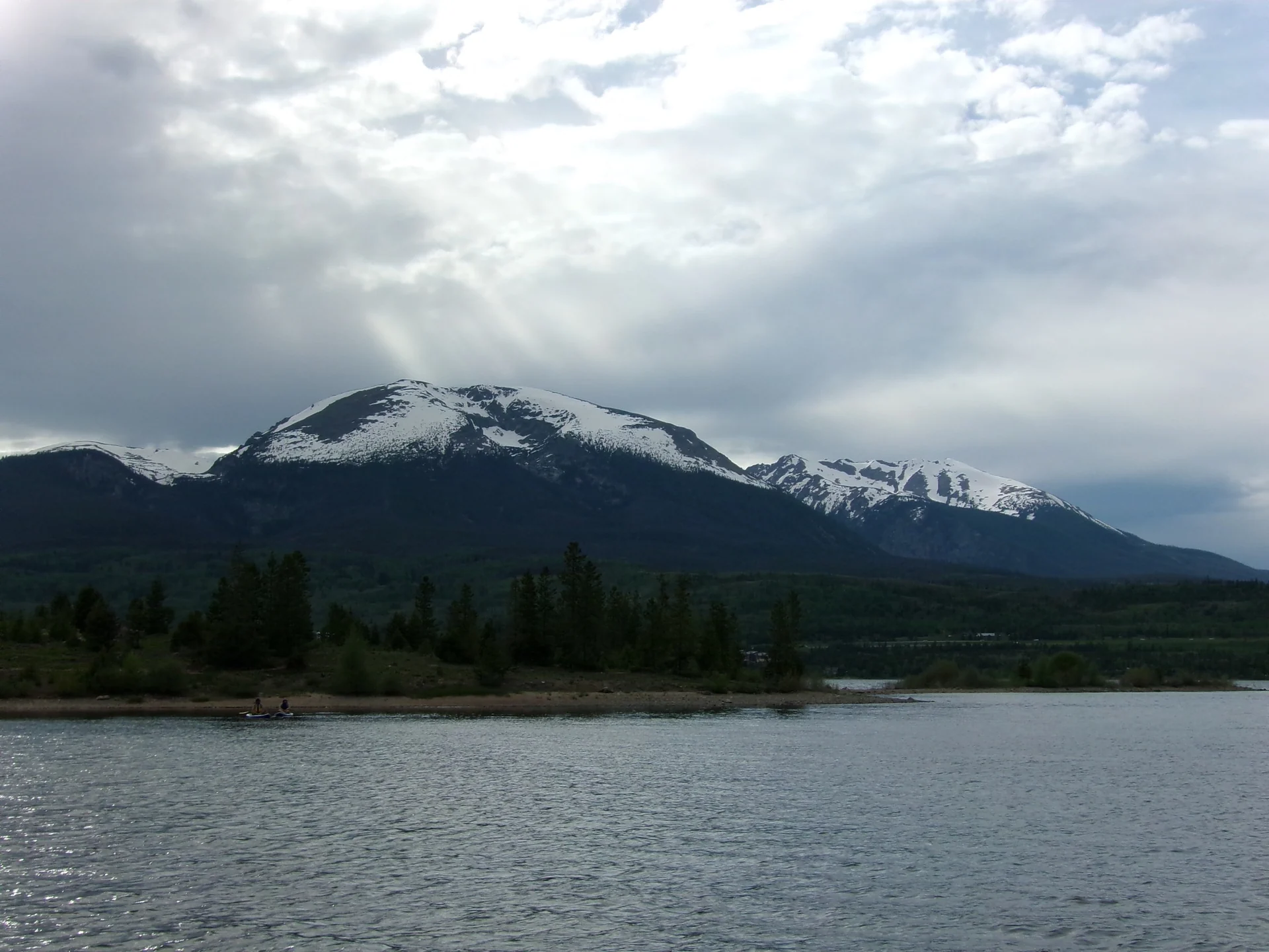 Trailside Retreat, Paddleboarders on Dillon Reservoir near Frisco near the retreat, luxury vacation rental in Silverthorne, Colorado